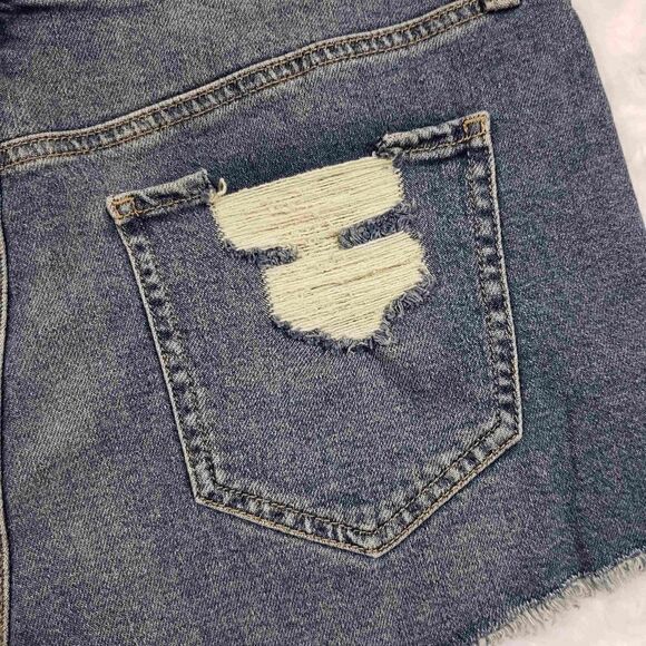 NWT SO Super High Rise Cutoff Short Medium Wash size 13 31W - Picture 4 of 6